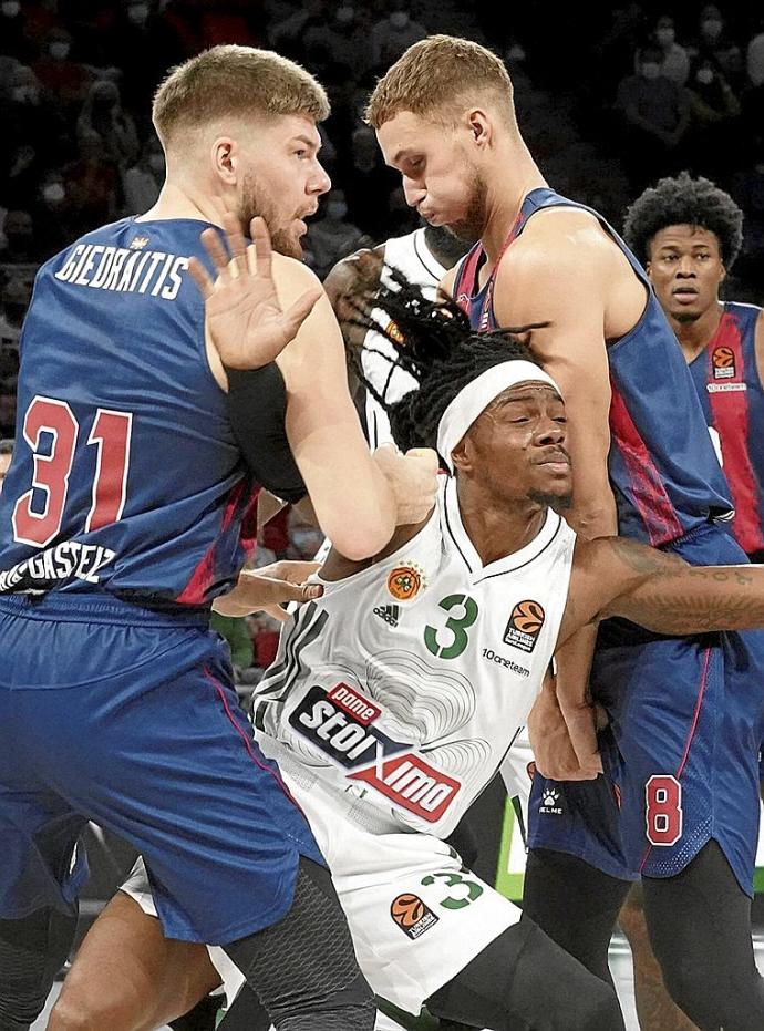 Rokas y Tadas detienen a Perry durante el choque entre el Baskonia y el Panathinaikos. Foto: Alex Larretxi