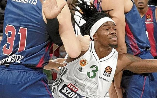 Rokas y Tadas detienen a Perry durante el choque entre el Baskonia y el Panathinaikos. Foto: Alex Larretxi