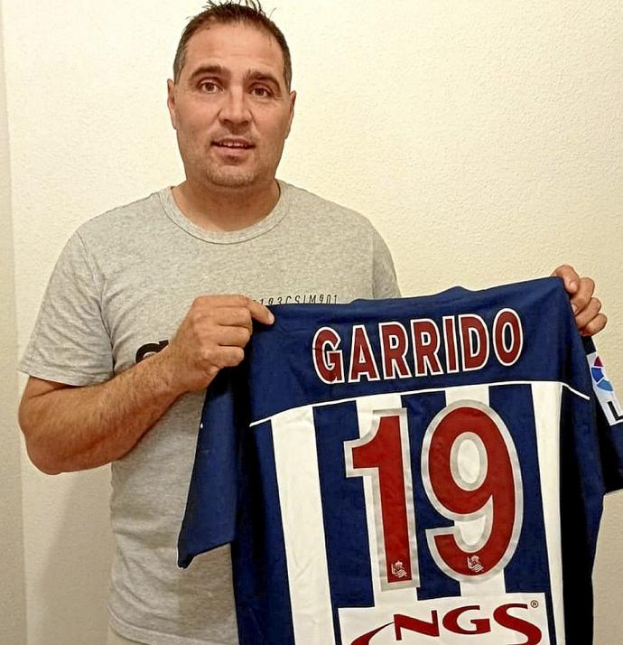 José Luis Vicente posa con la camiseta de Javi Garrido, recuerdo de una gesta inolvidable. Foto: N.G.
