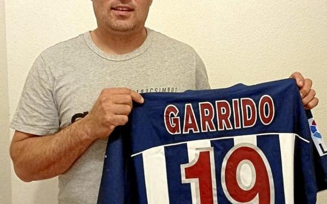 José Luis Vicente posa con la camiseta de Javi Garrido, recuerdo de una gesta inolvidable. Foto: N.G. José Luis Vicente posa con la camiseta de Javi Garrido, recuerdo de una gesta inolvidable. Foto: N.G.
