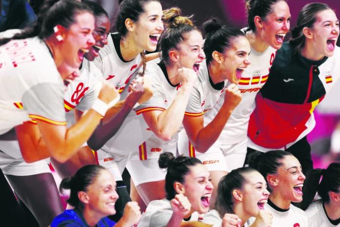 Las 'Guerreras', con la Nerea Pena en la fila de arriba en el centro, festejan con efusividad la victoria de ayer ante Brasil. Foto: Efe