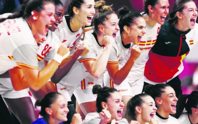 Las 'Guerreras', con la Nerea Pena en la fila de arriba en el centro, festejan con efusividad la victoria de ayer ante Brasil. Foto: Efe