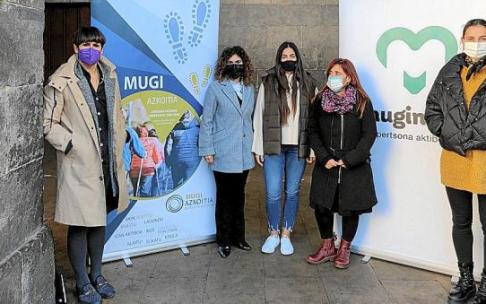 Responsables del servicio de orientación a la actividad física posan tras presentar las novedades. Foto: N.G.