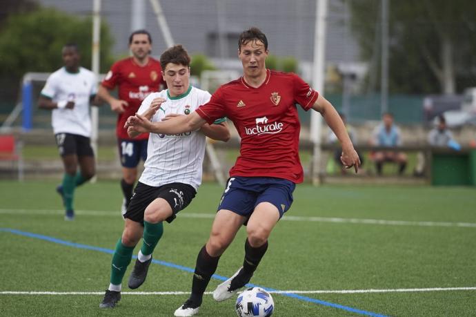 Jorge Herrando protege el balón ante Pablo Torre.