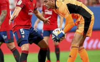 Sergio Herrera atrapa el balón con la protección de David García durante el Osasuna-Celta de la segunda jornada disputado en El Sadar.
