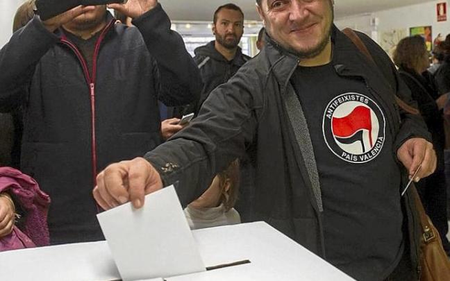 David Fernández, Kataluniako kontsultan bozkatzen. Argazkia: N.G.