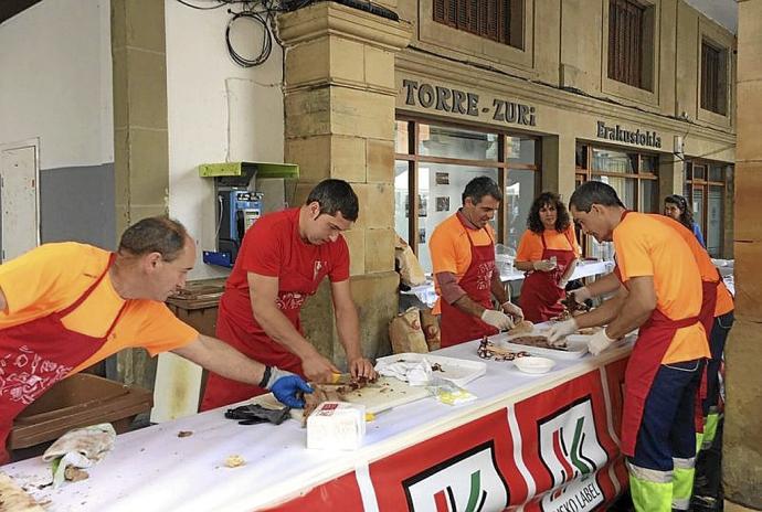 Ciudadanos preparando pintxos en una Herri Jaia anterior. Foto: N.G.