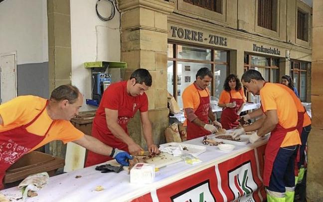 Ciudadanos preparando pintxos en una Herri Jaia anterior. Foto: N.G.