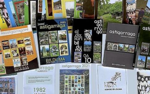'Astigarraga' aldizkariaren aleak eta erakusketaren beste material batzuk. Argazkia: N.G.