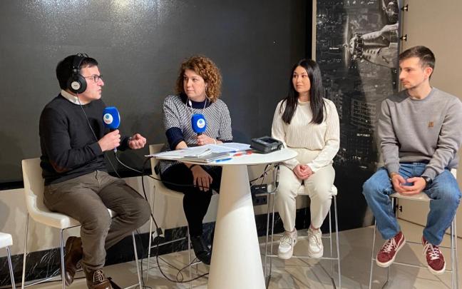 Julen Elgeta presidente de Hetel y dos alumnos de FP Dual, Laura López y Beñat Etxebarria Julen Elgeta presidente de Hetel y dos alumnos de FP Dual, Laura López y Beñat Etxebarria