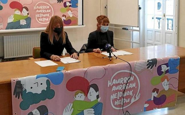 Nerea Errasti eta Maialen Fidalgo zinegotziak, bi herrietako ekitaldiak aurkezten. Argazkia: N.G.