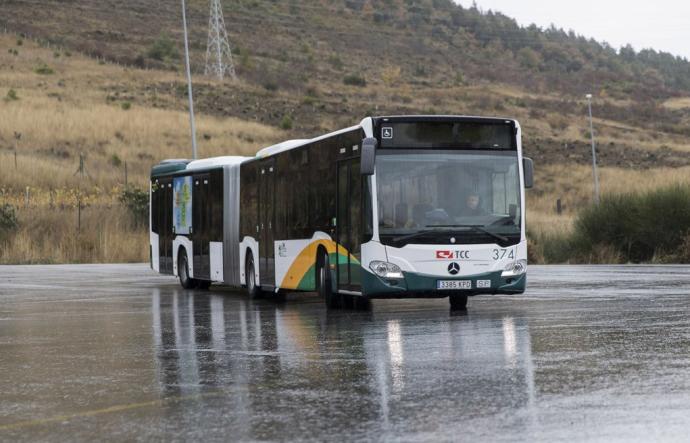 Una villavesa, en las cocheras bajo la lluvia