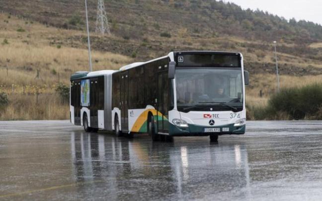 Una villavesa, en las cocheras bajo la lluvia