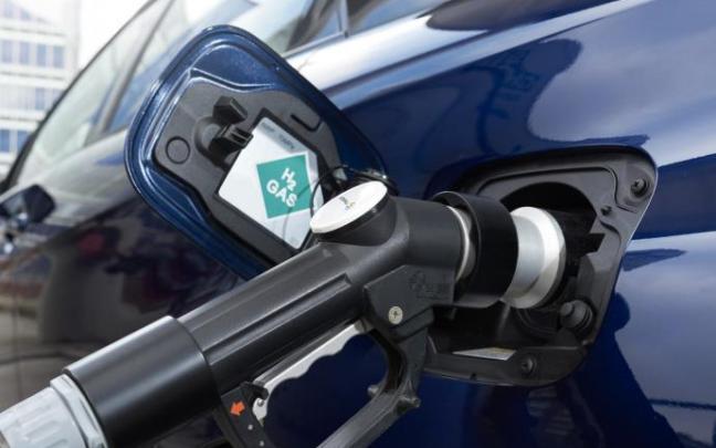 Un coche repostando con hidrógeno. Un coche repostando con hidrógeno.