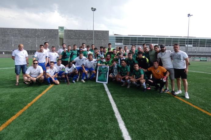 Antes de comenzar el partido decisivo, Gazte Berriak y Falcesino posaron junto a Alai en el centro del campo de Ansoáin.