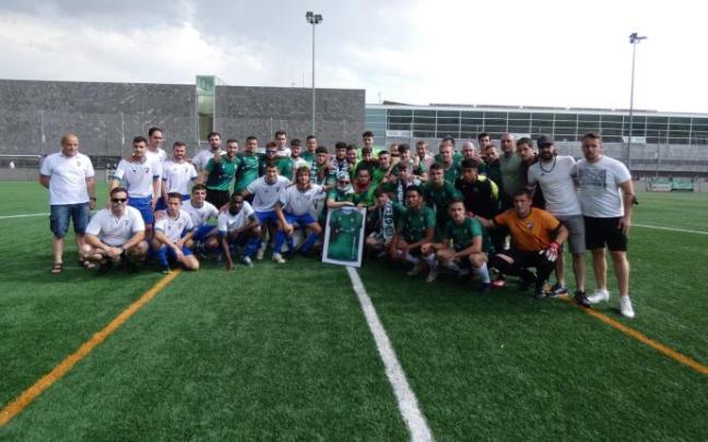 Antes de comenzar el partido decisivo, Gazte Berriak y Falcesino posaron junto a Alai en el centro del campo de Ansoáin.