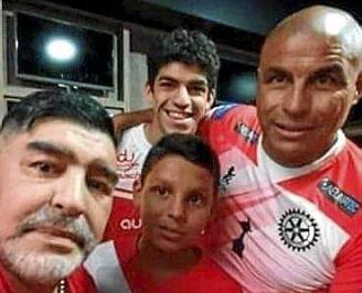 Juan y sus hijos, con Maradona