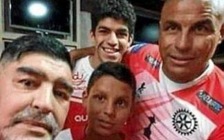 Juan y sus hijos, con Maradona