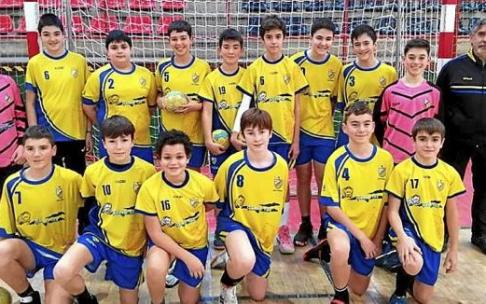 Urola eskubaloi taldeko haur mailako mutikoak. Argazkia: Urola