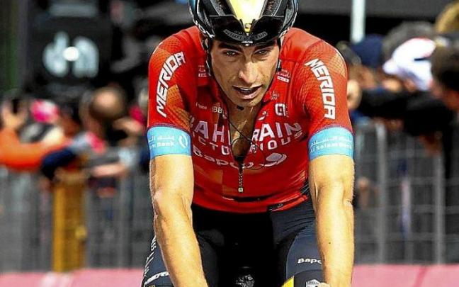 Landa, exhausto, en la meta de la Marmolada. Foto: Afp Landa, exhausto, en la meta de la Marmolada. Foto: Afp