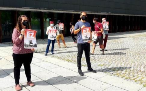 Convocantes de la protesta contra el evento de hípica, este miércoles en Baluarte. Convocantes de la protesta contra el evento de hípica, este miércoles en Baluarte.