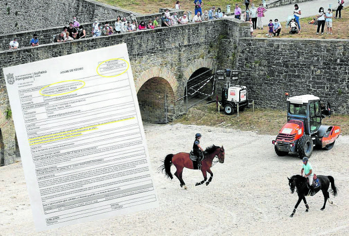 Dos jinetes trotan en los fosos de la Ciudadela, ayer, ante la atenta mirada del público y, sobre la imagen, el documento en el que Amaya Otamendi solicita al Ayuntamiento autorización para celebrar la hípica en la Ciudadela.