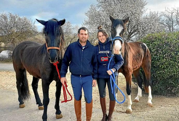 Sergio Duato ase a su caballo Vermel y Vivian Ramírez sujeta a Queen s, a la derecha.