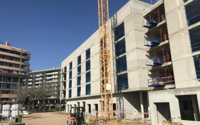 Promoción de pisos en construcción.