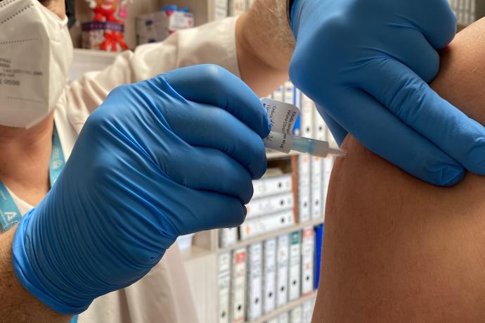 Unos 300 voluntarios participarán en este nuevo ensayo de la vacuna de Hipra.