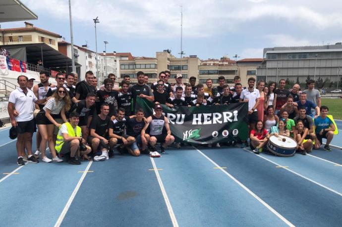 Foto de familia de Hiru Herri al término de la final por el ascenso a Primera División.