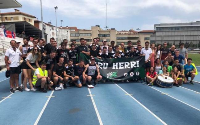 Foto de familia de Hiru Herri al término de la final por el ascenso a Primera División.