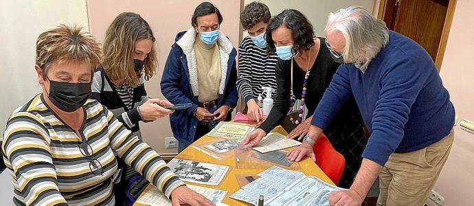 Latova muestra materiales a algunos de los asistentes al encuentro de Maeztu.