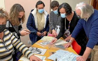 Latova muestra materiales a algunos de los asistentes al encuentro de Maeztu.