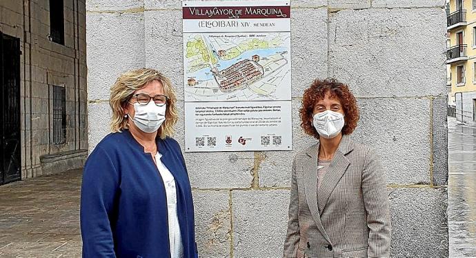 La alcaldesa, Ane Beitia, y la edil de Cultura, Andrea Arriola, junto a uno de los paneles instalados. Foto: N.G.