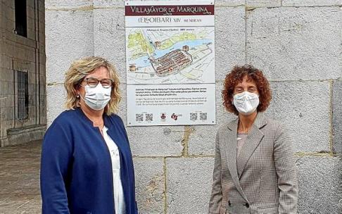 La alcaldesa, Ane Beitia, y la edil de Cultura, Andrea Arriola, junto a uno de los paneles instalados. Foto: N.G.