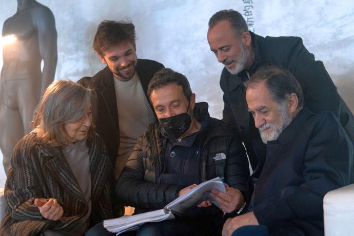 Los actores, junto al director, en el rodaje de 'El trasplante'.