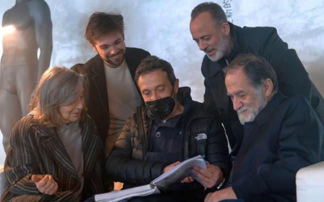 Los actores, junto al director, en el rodaje de 'El trasplante'.