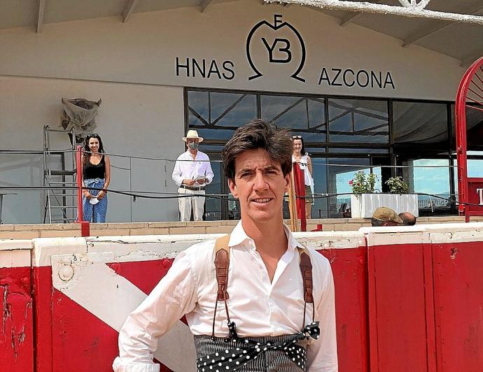 Esaú Fernández y, detrás, Félix Azcona y sus hijas, Yolanda y Beatriz. Fotos: Manuel Sagüés