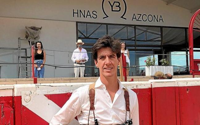 Esaú Fernández y, detrás, Félix Azcona y sus hijas, Yolanda y Beatriz. Fotos: Manuel Sagüés
