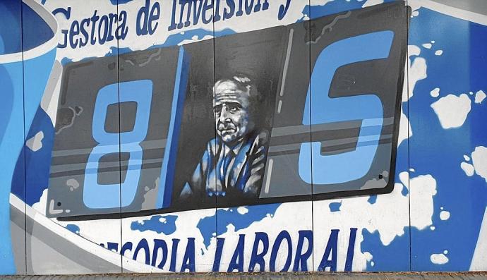 Donato Díaz Villaluenga, 'Donato el del marcador', en su atalaya de Mendizorroza el 30 de octubre de 1994. Imagen pintada en una de las puertas de acceso a Mendizorroza, por parte de la asociación de peñas albiazules Iraultza.