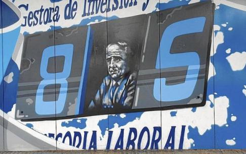 Donato Díaz Villaluenga, 'Donato el del marcador', en su atalaya de Mendizorroza el 30 de octubre de 1994. Imagen pintada en una de las puertas de acceso a Mendizorroza, por parte de la asociación de peñas albiazules Iraultza.