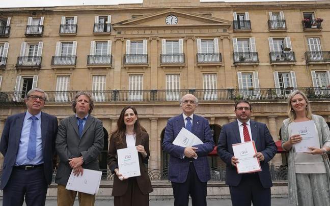 Euskaltzaindia, el Parlamento Vasco, el Parlamento de Navarra y las Juntas Generales de Álava, Bizkaia y Gipuzkoa han presentado hoy en la sede de la Academia del Euskera la exposición itinerante 'Hitzak Lege'. Euskaltzaindia, el Parlamento Vasco, el Parlamento de Navarra y las Juntas Generales de Álava, Bizkaia y Gipuzkoa han presentado hoy en la sede de la Academia del Euskera la exposición itinerante 'Hitzak Lege'.