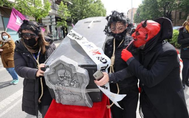 Trabajadoras de H&M protestan contra el ERE de la empresa.