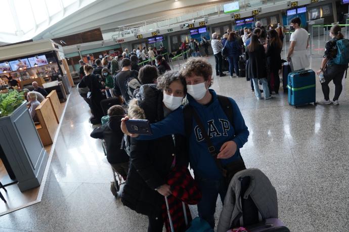 El ajetreo en el aeropuerto de Bilbao ha sido constante durante toda la jornada.