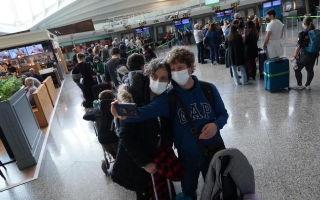 El ajetreo en el aeropuerto de Bilbao ha sido constante durante toda la jornada.