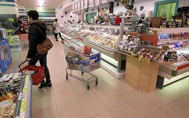 Lerro hauekin batera, Supermerkatu baten artxiboko-irudia. Argazkia: Oskar Martínez