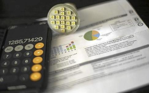 Los hogares pagarán este año una factura media anual de la luz de 828 euros. Foto: E.P.