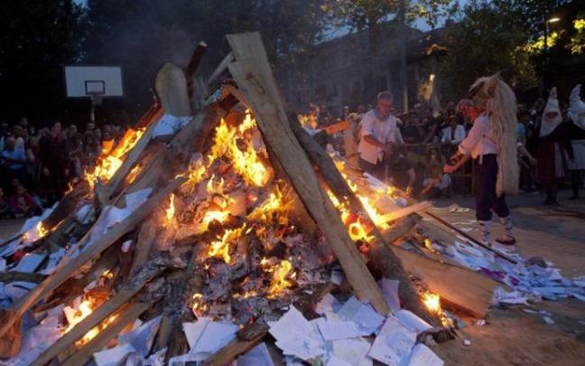 Hoguera de la noche de San Juan en Judimendi.