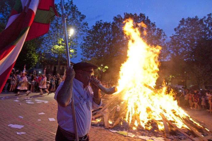 Hoguera de la noche de San Juan de Judimendi, en las fiestas de 2019.