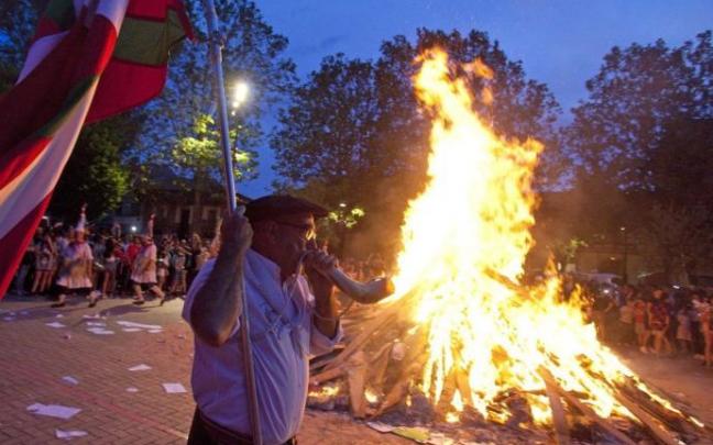 Hoguera de la noche de San Juan de Judimendi, en las fiestas de 2019. Hoguera de la noche de San Juan de Judimendi, en las fiestas de 2019.